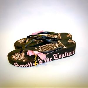 Juicy Couture Thongs/Sandals Pink/Brown Bow Accent